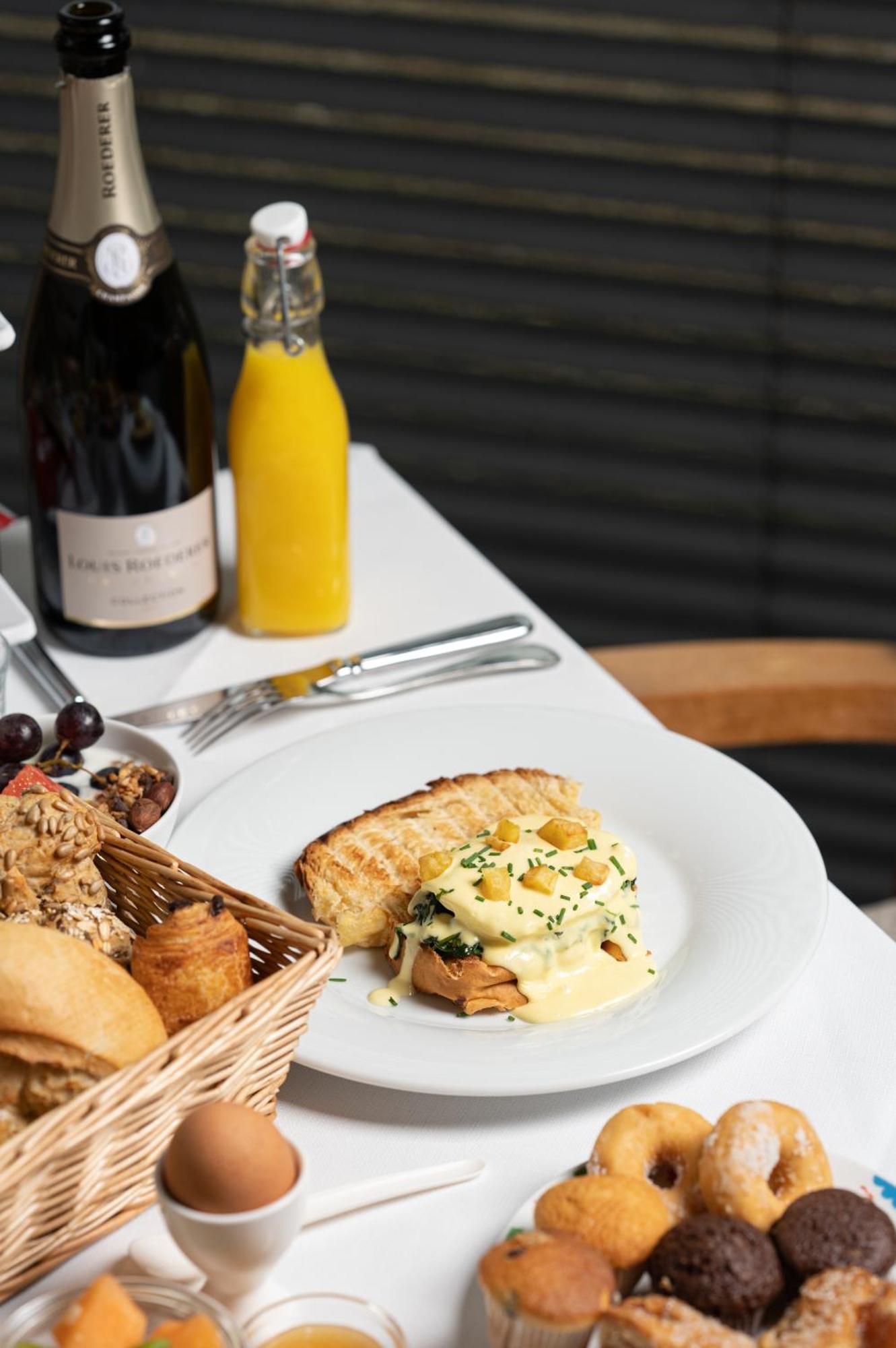 샤토 세인트 게를라흐 호텔 팔켄뷔르흐안더횔 외부 사진 A breakfast at the hotel