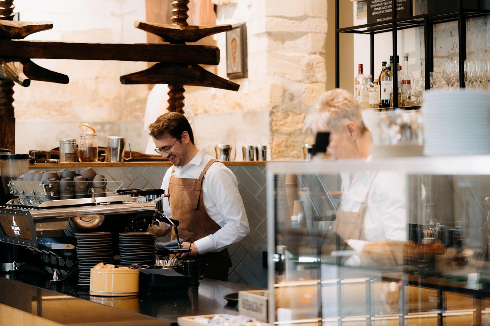 샤토 세인트 게를라흐 호텔 팔켄뷔르흐안더횔 외부 사진 A barista at work
