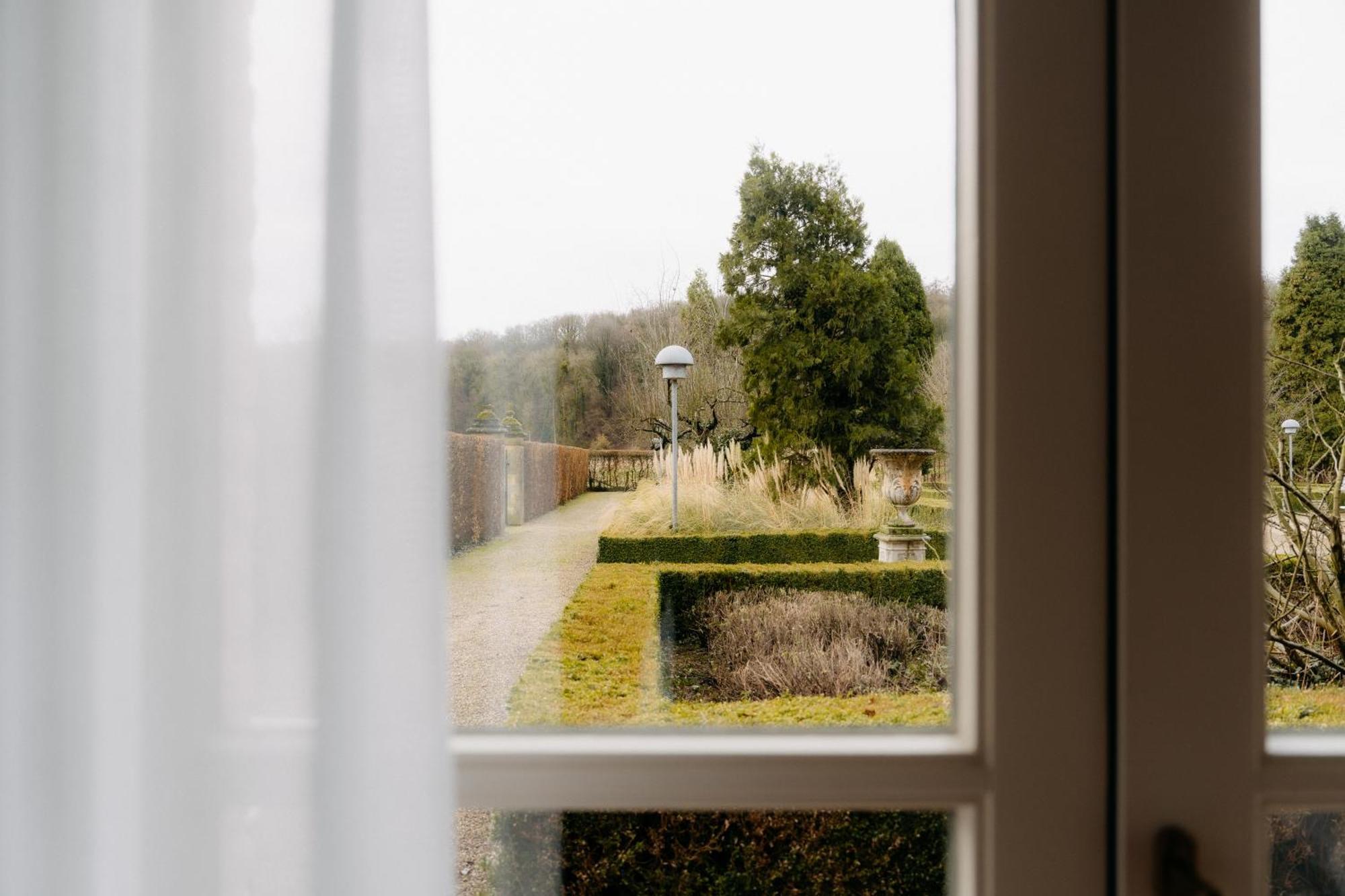 샤토 세인트 게를라흐 호텔 팔켄뷔르흐안더횔 객실 사진 View of the garden from the window of the house